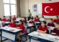 Türk bayrağıasılı sınıfta öğretmen ve öğrenciler