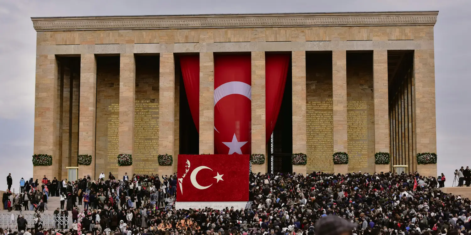 Anıtkabir ve önündeki kalabalık
