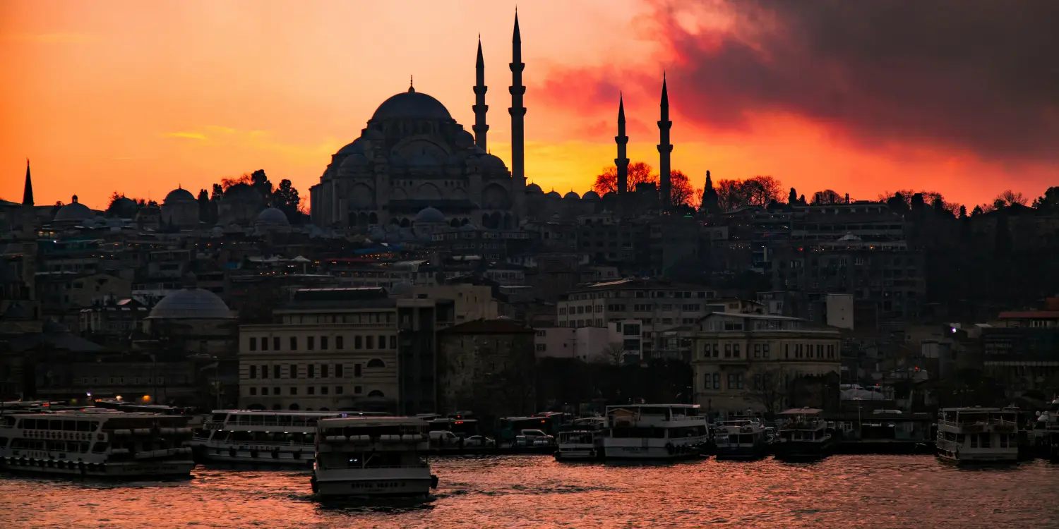 Gün baıtımı ve cami olan şehir silüeti