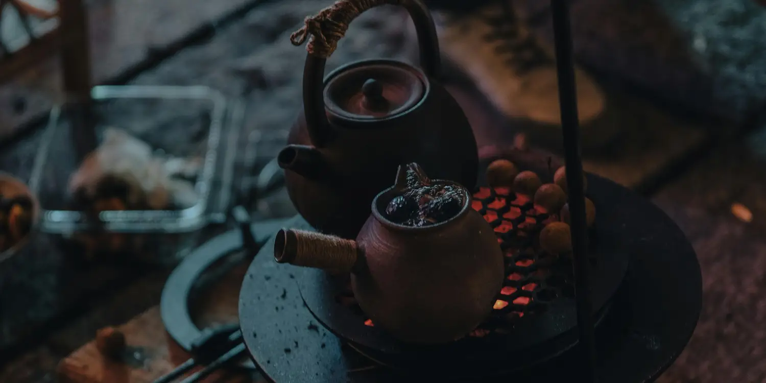 Demlenen çay ve kurgunun demlenmesi