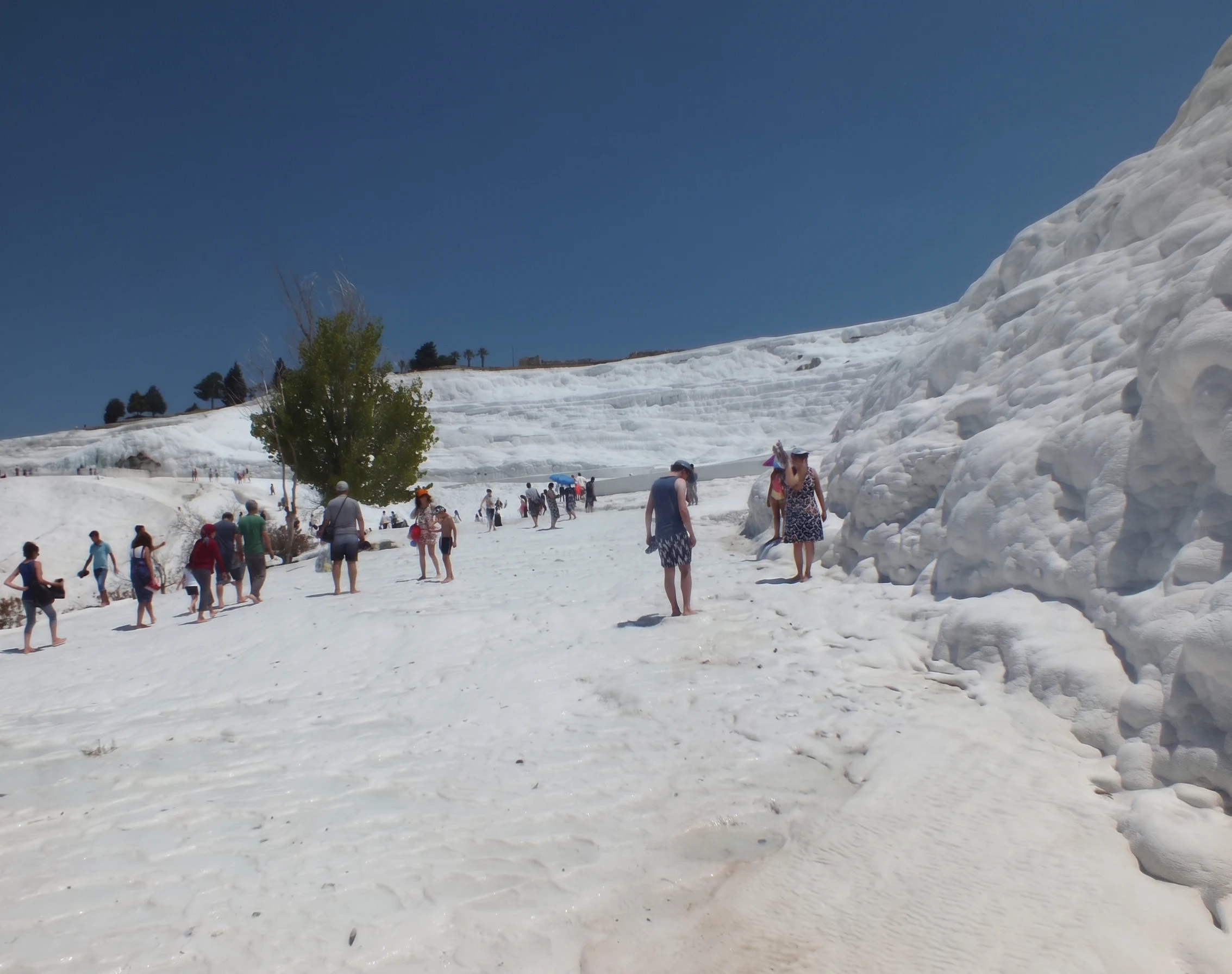 Pamukkale Travertenleri geniş açılı görünümü