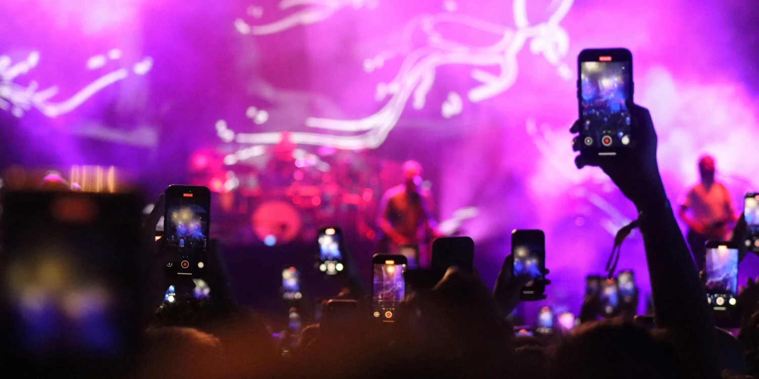 Konserde çekim yapan dinleyiciler