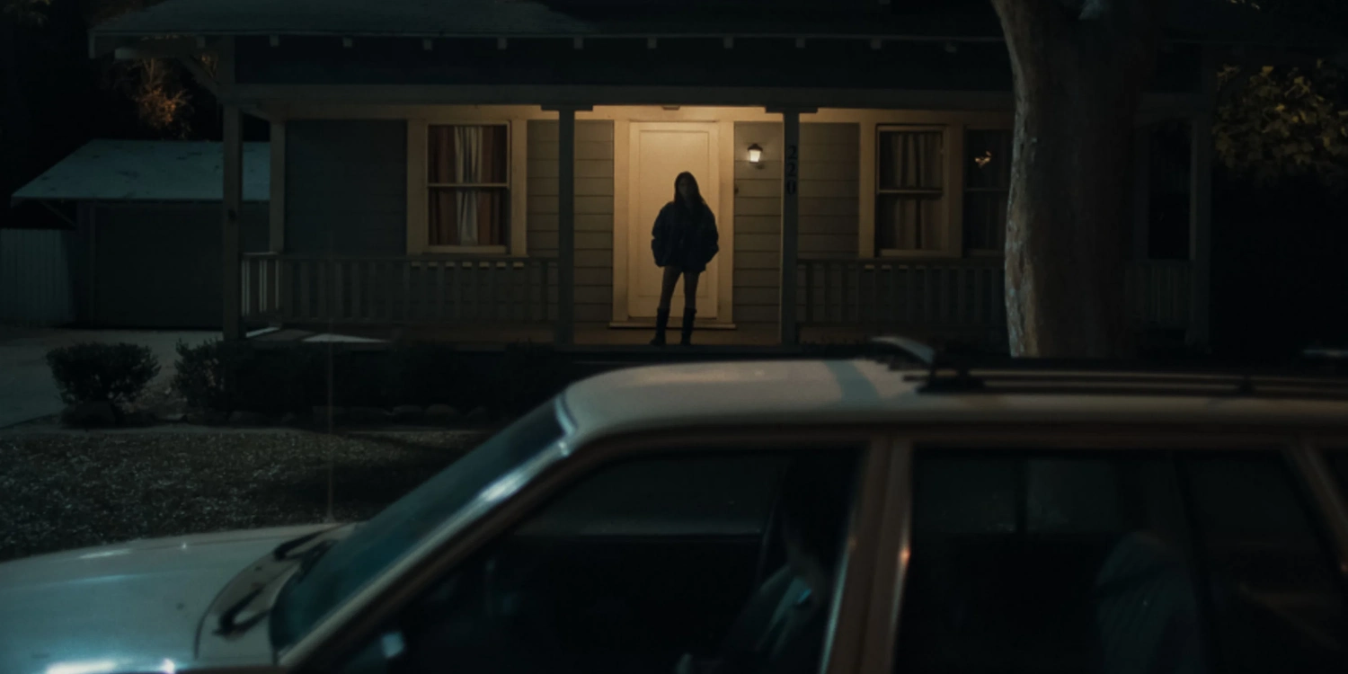 Obsession filmi arabada oturan Bear'ı evinin kapısının önünde durup izleyen Nikki