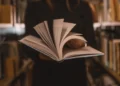 Elinde kitap tutan insan