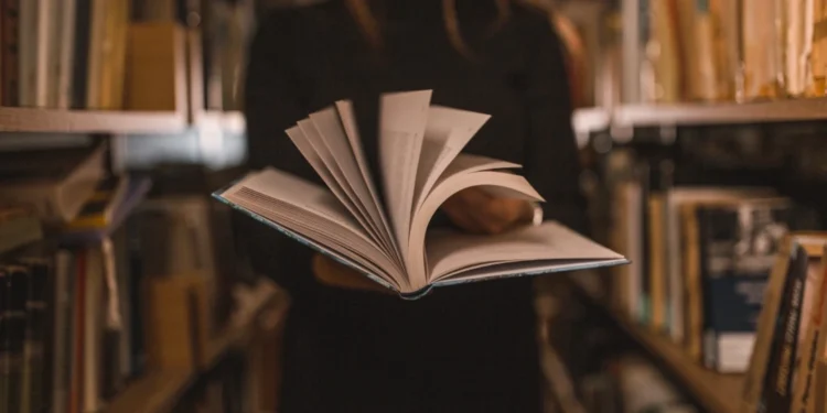 Elinde kitap tutan insan