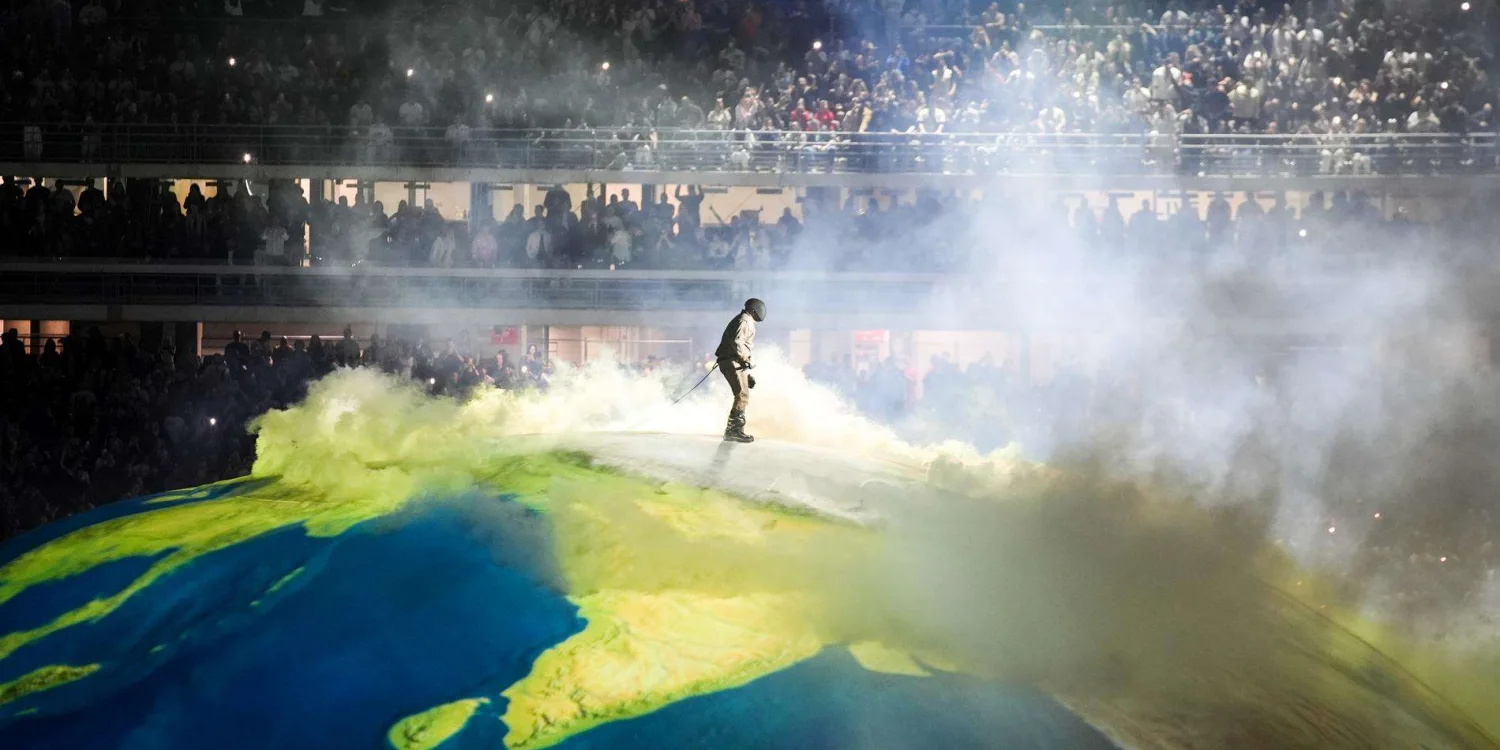 Kanye West dünyayı anımsatan sahne üzerinde