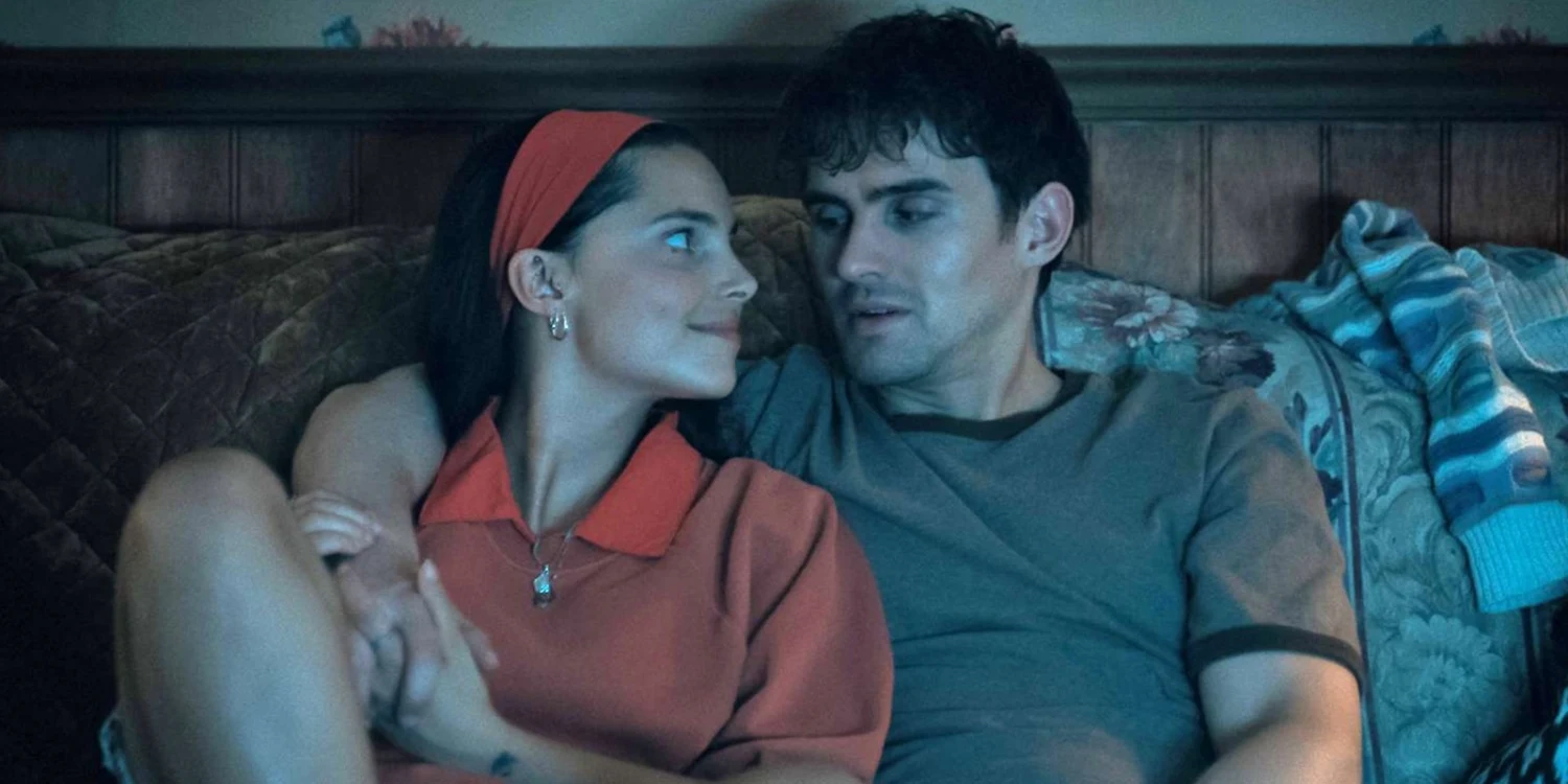 Obsession birbirlerine gülümseyerek bakan Nikki ve Bear karakterleri