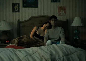 Obsession filmi Bear ve Nikki yatakta yan yana oturuyor