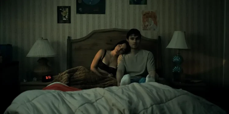 Obsession filmi Bear ve Nikki yatakta yan yana oturuyor