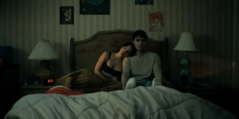 Obsession filmi Bear ve Nikki yatakta yan yana oturuyor