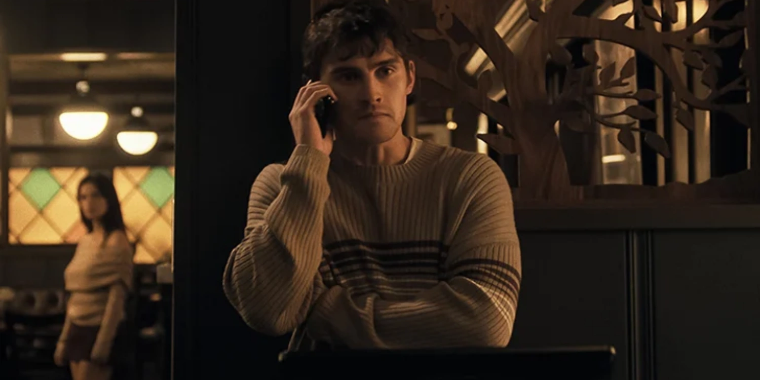 Obsession filmi Bear karakteri telefonla konuşuyor Nikki onu izliyor