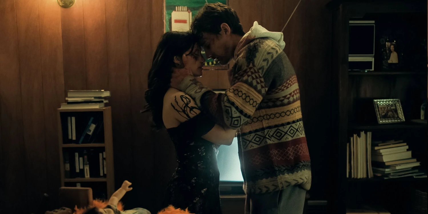 Obsession filminden alınları birbirine dayalı duran Nikki ve Bear karakterleri