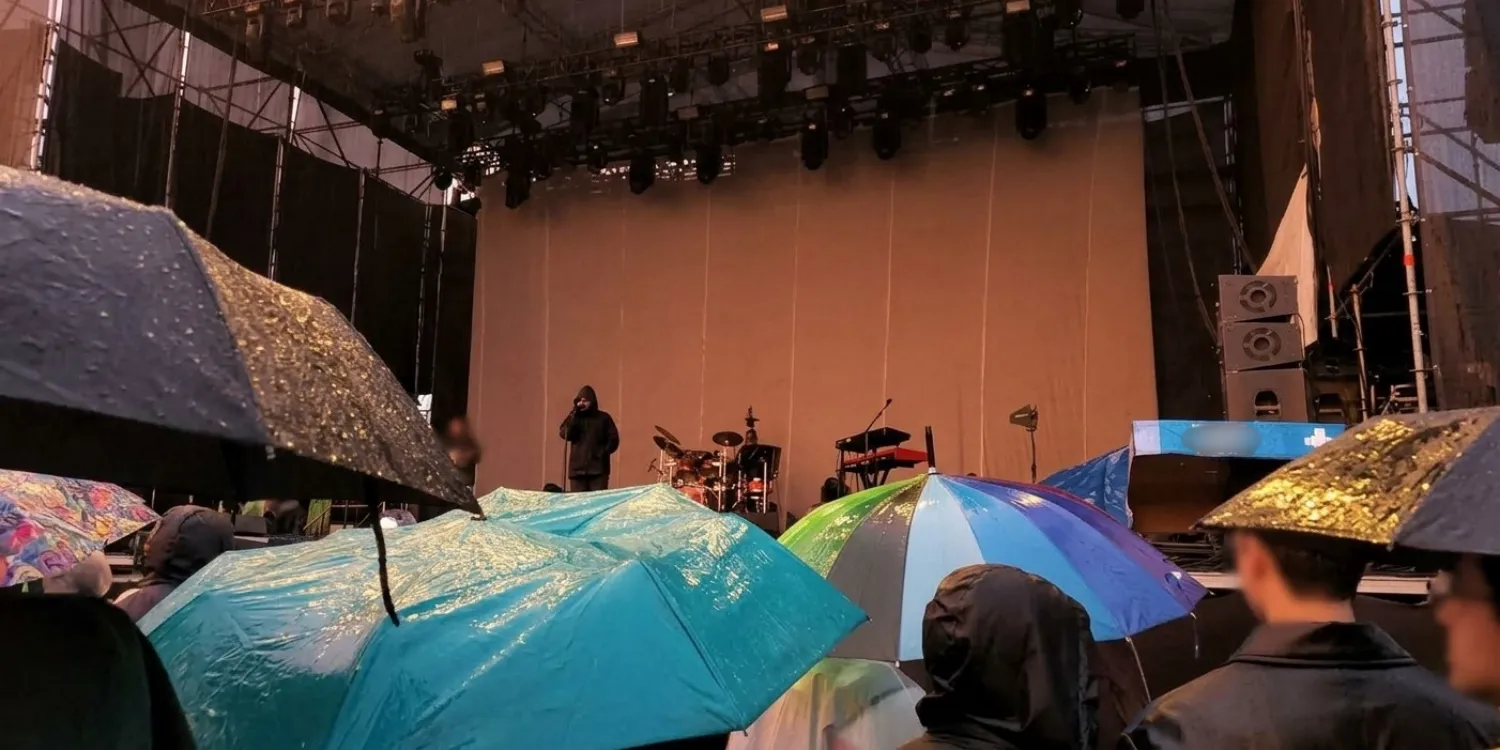İzmir Arena açık hava konserinde yağmurlu hava