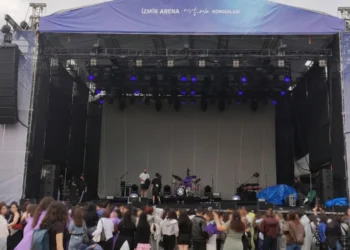 İzmir Arena sahne önünde bekleyen kalabalık