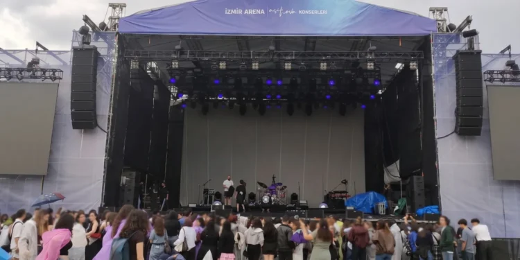 İzmir Arena sahne önünde bekleyen kalabalık