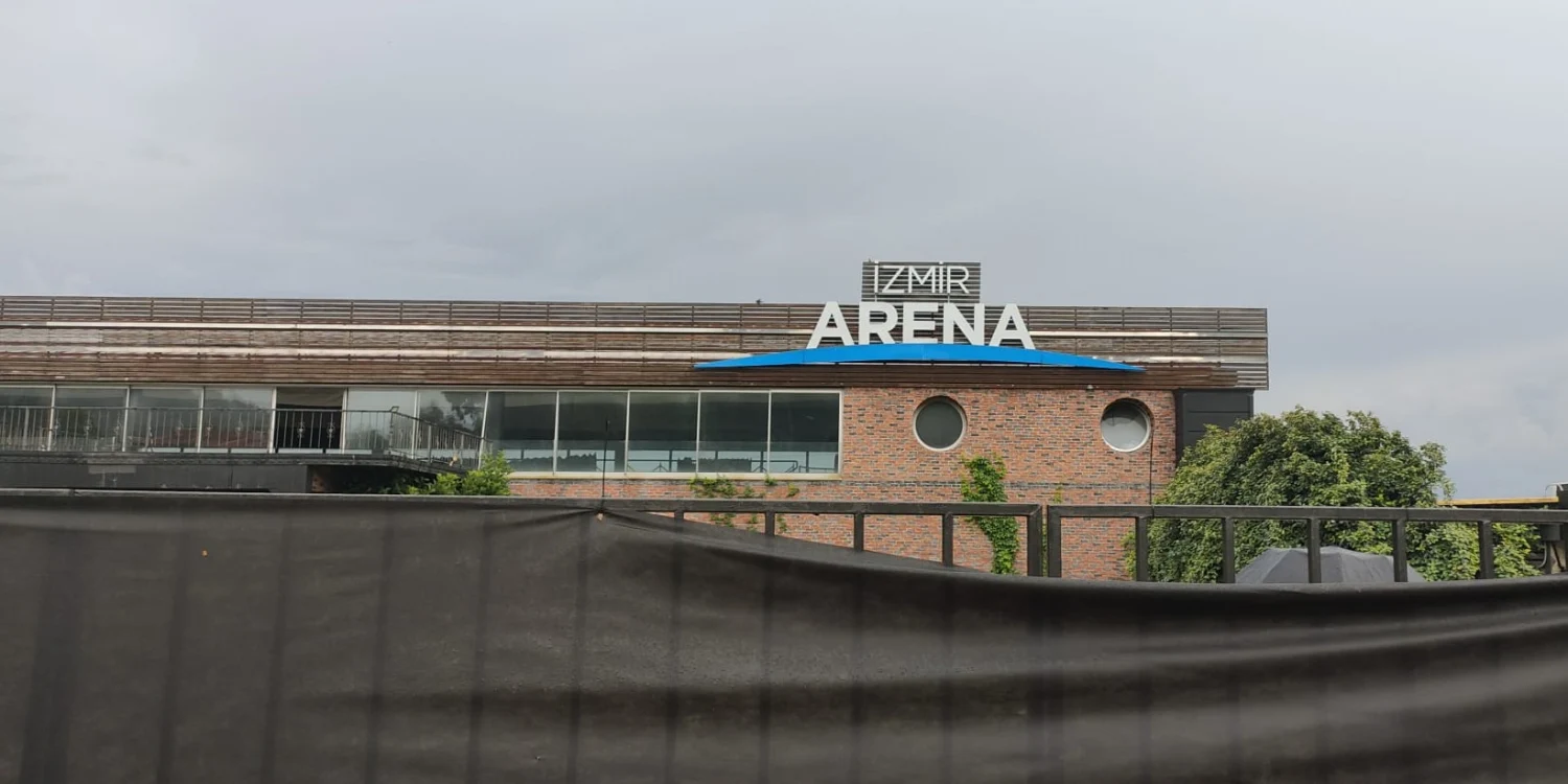 İzmir Arena mekan girişi sonrasında sahneye giden yol