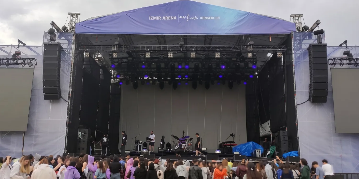 İzmir Arena DKTT konser bekleyişi
