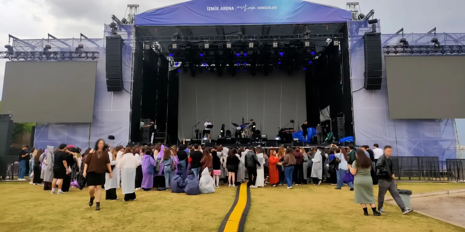 İzmir Arena sahne önü ve kalabalık